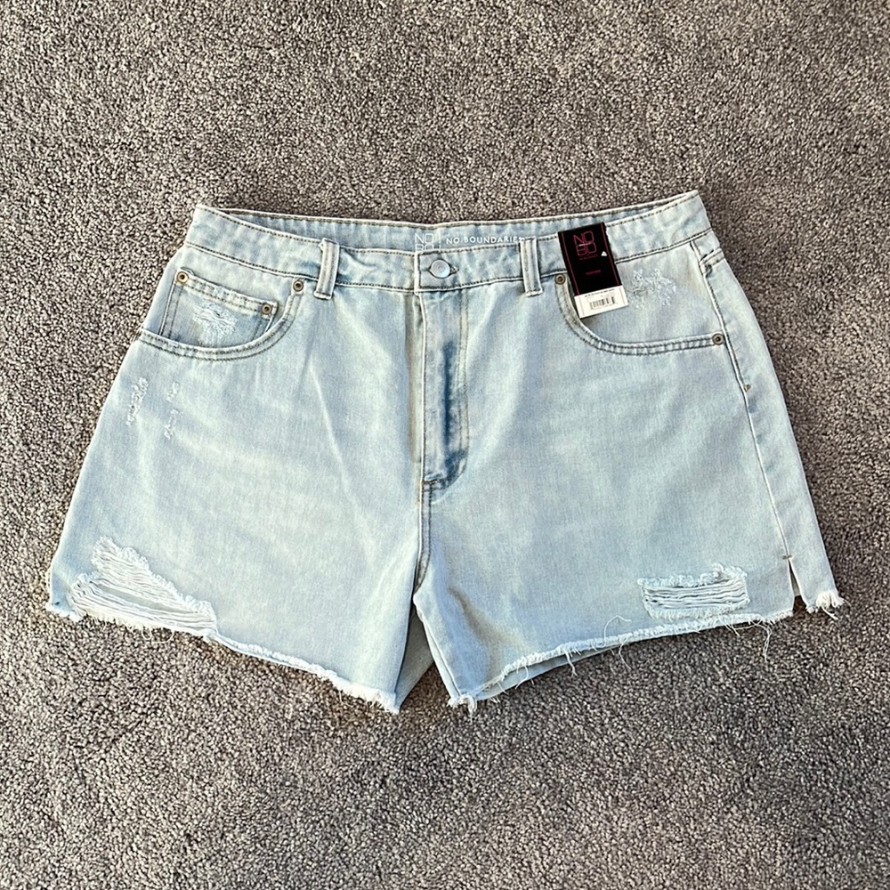 No boundaries destructed light wash midi shorts NWT Size 17